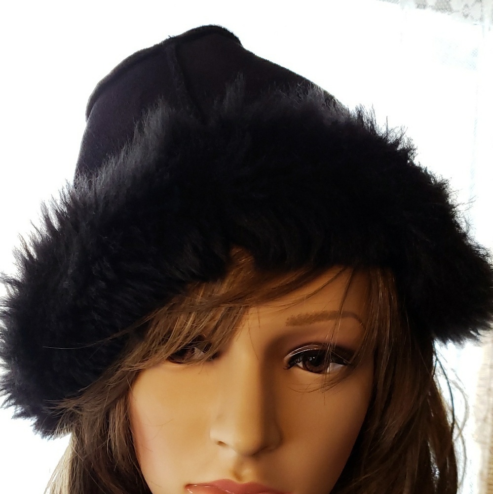 Faux FUR/suede black hat. Reversible